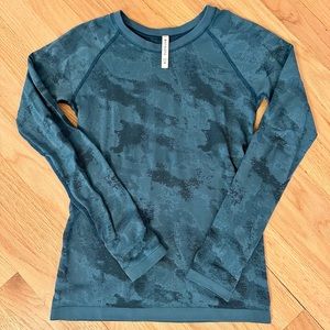 Athleta Women’s XS long sleeved Momentum Seamless Top - teal camo